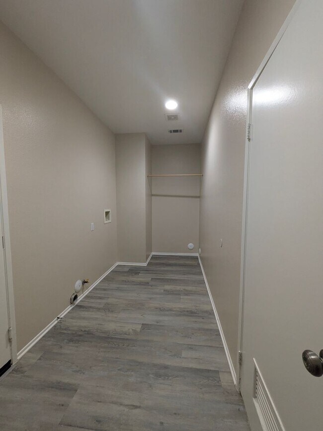 Building Photo - Beautiful 3 bedroom home