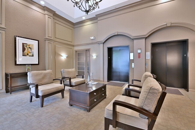 Building Photo - Bright & Spacious Condo in Great Location!