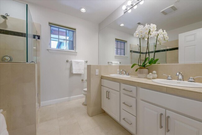 Building Photo - 435 Sheridan Ave