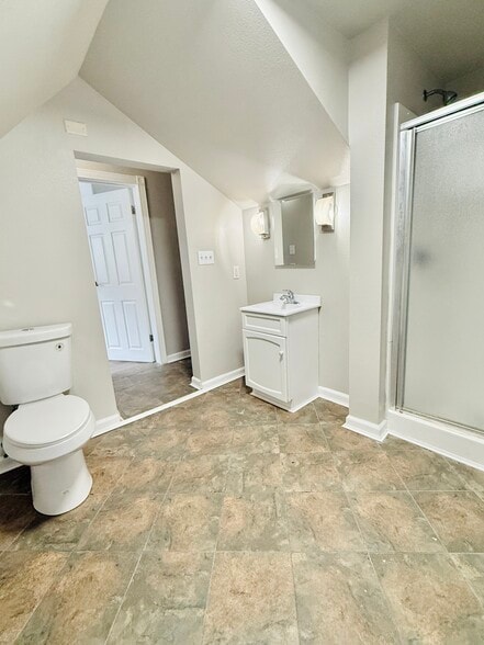 upstairs bat - 414 Caroline St