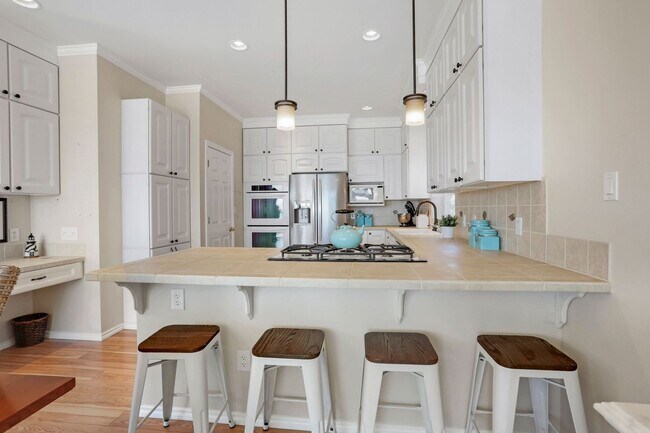 Building Photo - Spectacular Water Front Home With a Short Term  Lease to Start!