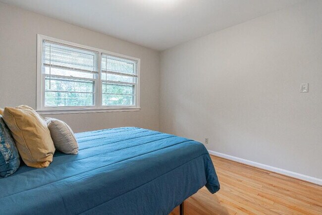 Building Photo - THE KNOLLVIEW | Spacious updated home just a 5-minute walk to bus 186, offering convenient and co...