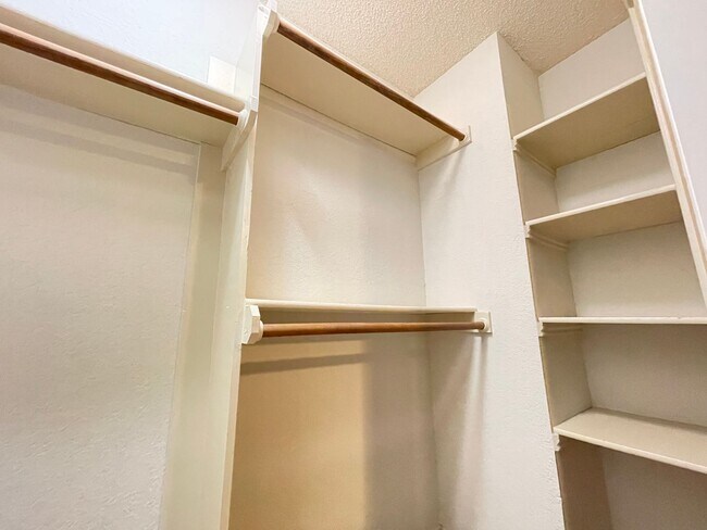 Building Photo - Cozy Townhome Minutes to the Chisholm Trai...
