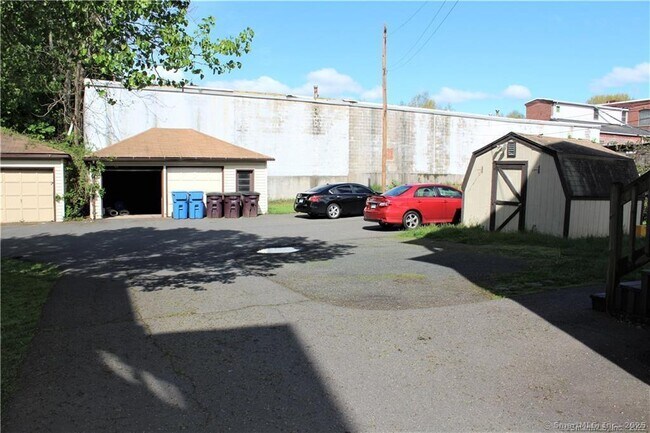 Building Photo - 494 Stanley St