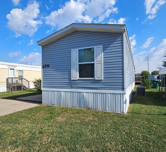 Building Photo - 2320 E MacArthur Rd