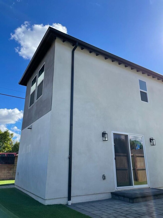 Building Photo - 11648 Arminta St