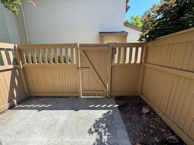 Building Photo - Beautiful two story townhome in Sunset Par...