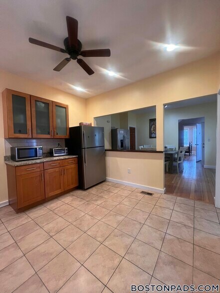 Building Photo - 816 River St