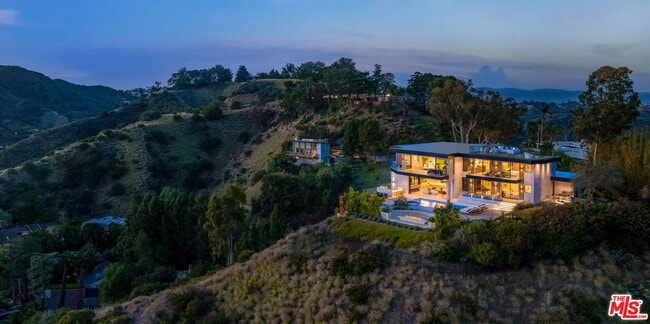 Building Photo - 1731 Summitridge Dr