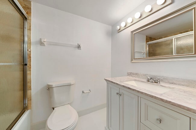 Building Photo - 250 Jacaranda Dr