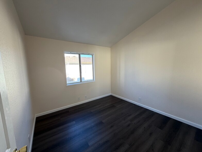 Building Photo - 13522 Glenoaks Blvd