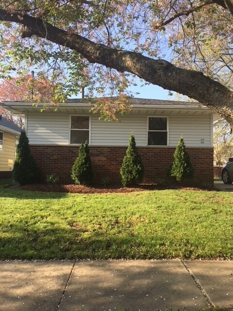 Building Photo - $1142  includes water, sewer and trash for this very clean  2 Bedroom twinplex with central air