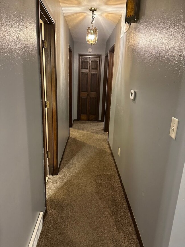 Building Photo - Spacious 3 BR/2 BA in nice north-side culd...