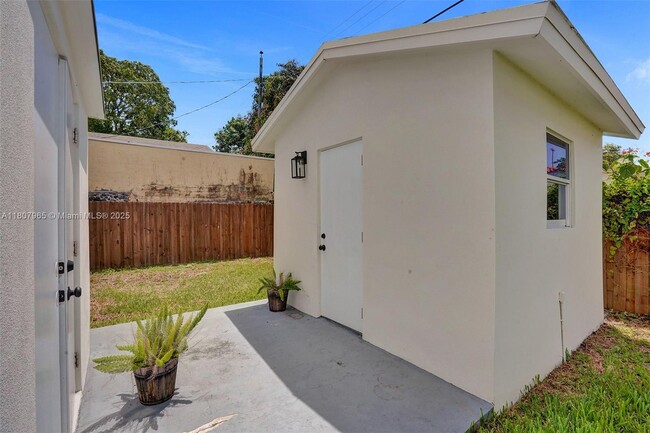 Building Photo - 2978 SW 14th St