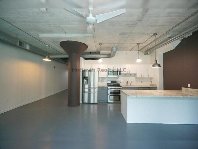 Building Photo - Chanel Side Condo