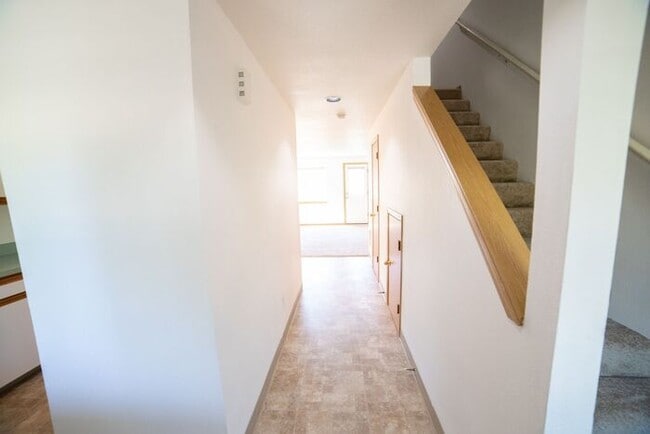 Building Photo - Townhome with Fresh Updates!!