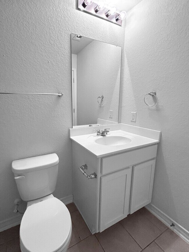 Building Photo - Spacious One Story Home Near Government Canyon