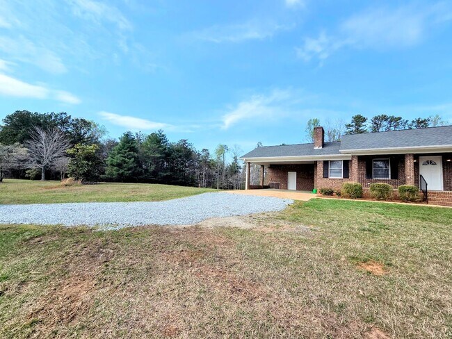Building Photo - 3 Bedroom Brick Home Easley, SC