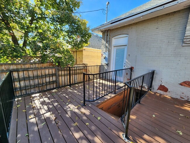 Building Photo - FREE PS5 or Switch 2! Amazing Aves house! Real Hardwood!