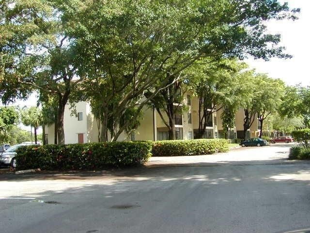 outside building - 450 NW 20th St