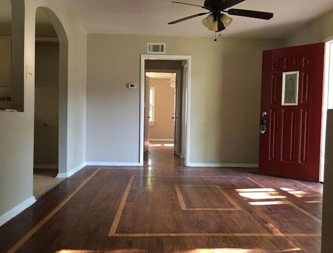 Building Photo - Cute 3-bedroom home! HOUSING ACCEPTED!