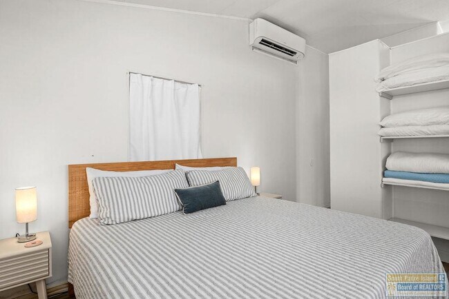 Building Photo - 105 E Marisol Dr