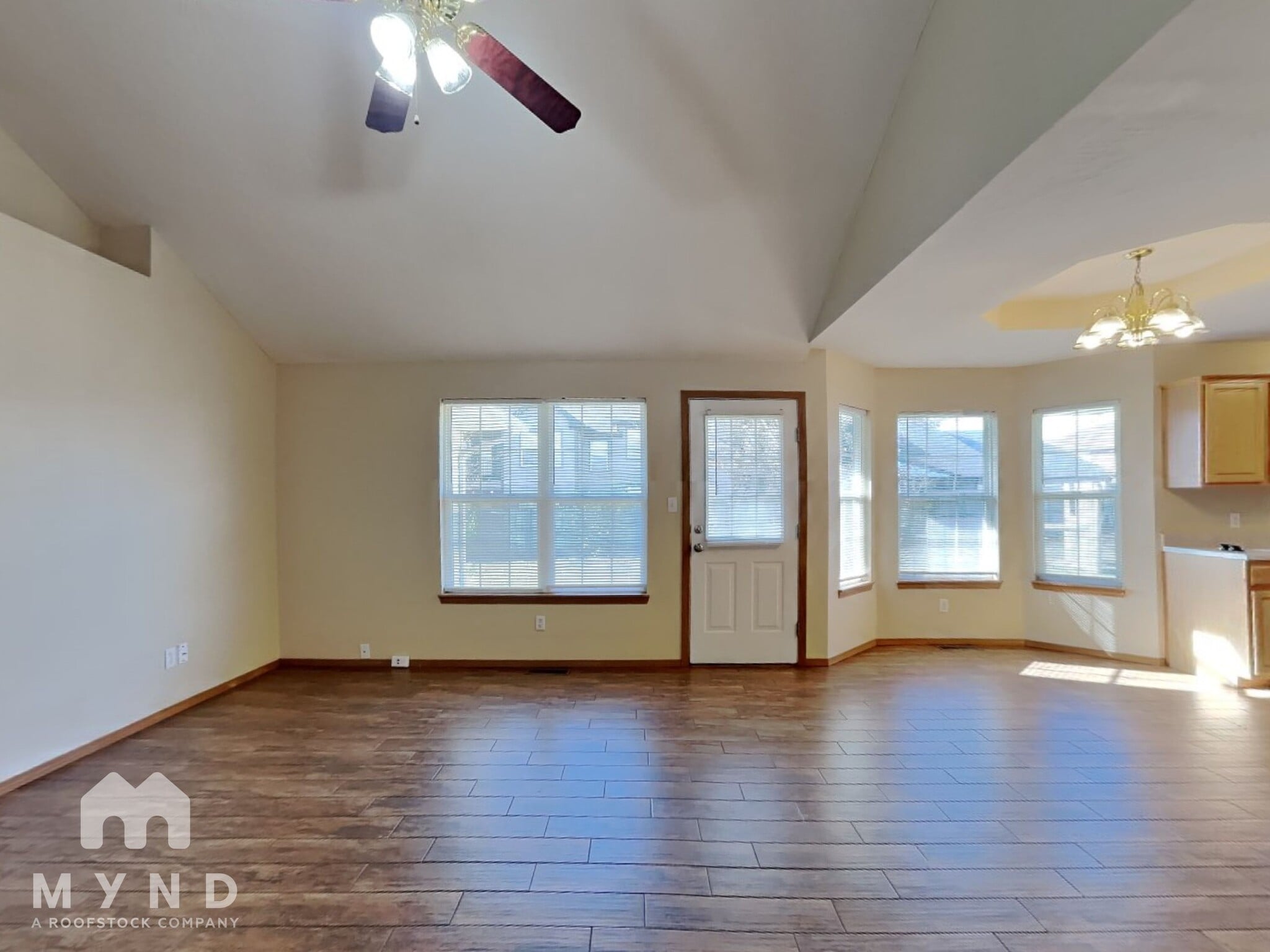 Building Photo - 701 N Pinewood Ave