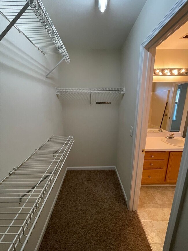 Building Photo - Beautiful, updated 3br 2.5 ba home with garage, fenced-yard in Home Valley Farms Now Available!