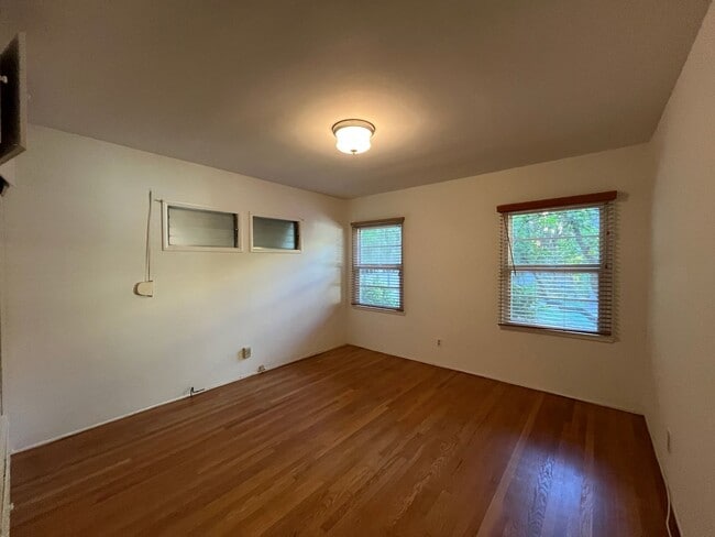 Building Photo - S of the Blvd 2+1.5 w/backyard, bonus spac...