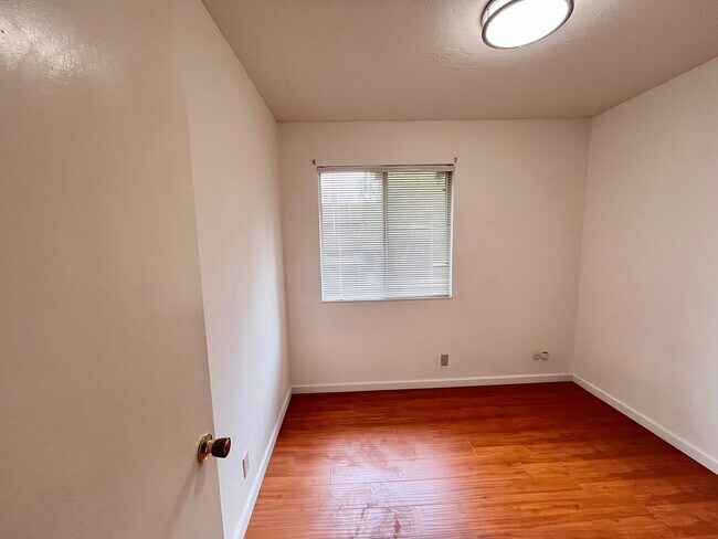 Building Photo - Adorable 3 bed / 1.5 bath Condo