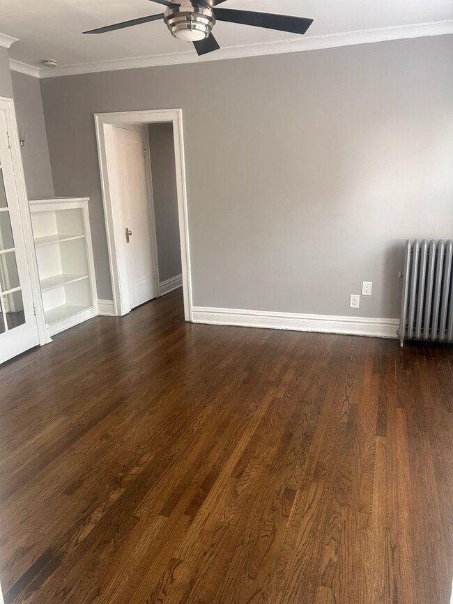 Building Photo - Remodeled East Albany Park Apts!