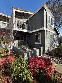 Building Photo - 3 Bed 2.5 Bath Townhome In Danville