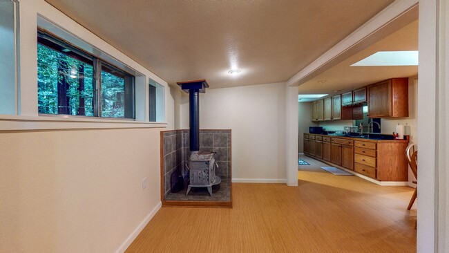 Building Photo - Cozy two bedroom one bath with large stora...