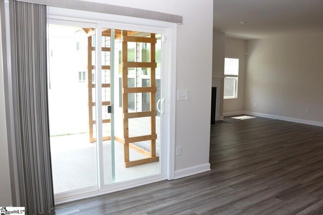 Building Photo - 117 Layken Dr