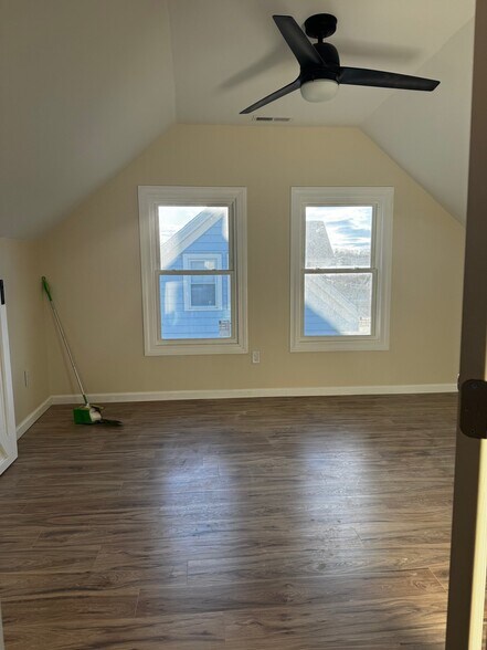 Building Photo - 11 New Ln