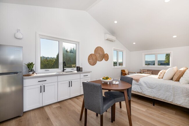 Building Photo - Ballard Living: Contemporary 5BR, 3.5BA Top-Level Unit!!