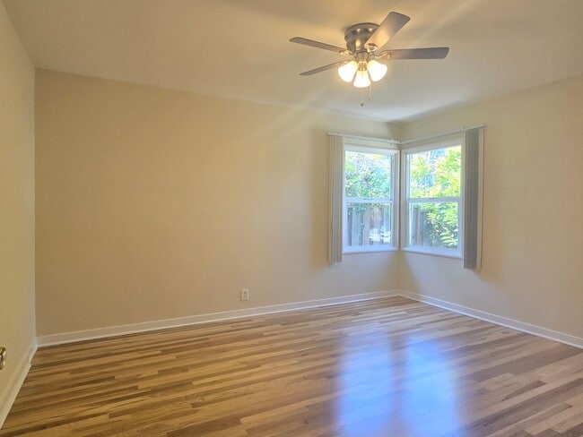 Building Photo - Cute Single Family Home with Large Bonus R...