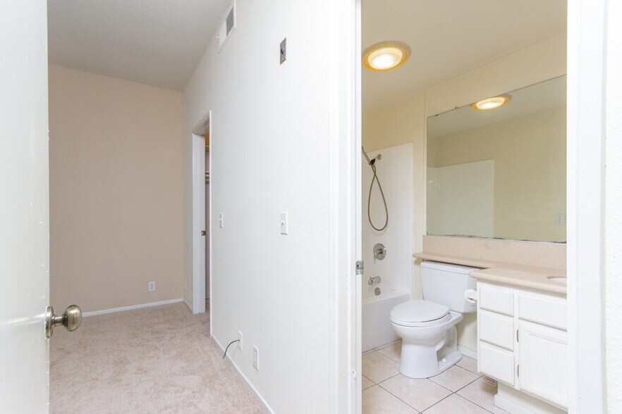 Building Photo - 2218 River Run Dr