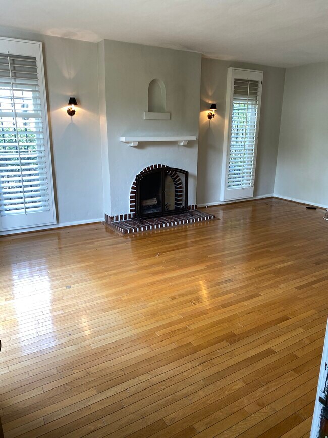 Living room - 8234 Romaine St