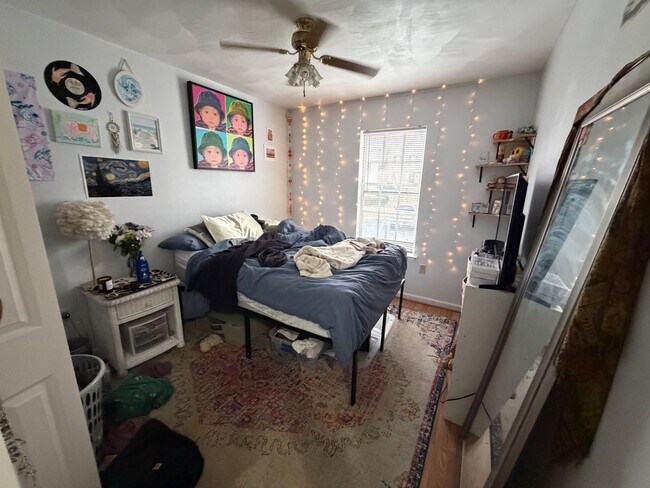 Building Photo - 4 Bedroom, 2.5 Bathroom Townhouse in the heart of Blacksburg