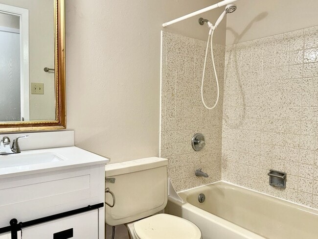Building Photo - 3 Bedroom 2 1/2 Bath Home Nestled on a Qui...