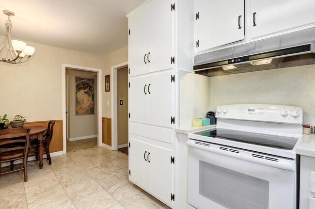 Building Photo - Beautiful Renovated 3/1 In Sacramento