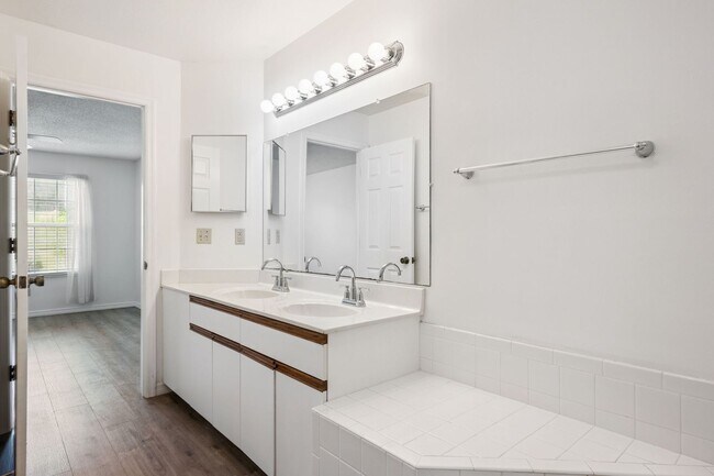 Building Photo - Ground Floor 2 Bed / 2 Bath with New Flooring