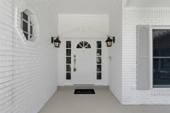 Building Photo - 9010 Gardens Glen Cir