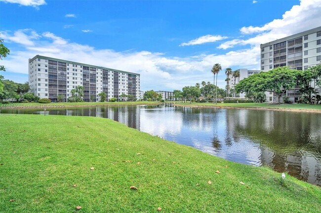 Building Photo - 2311 S Cypress Bend Dr