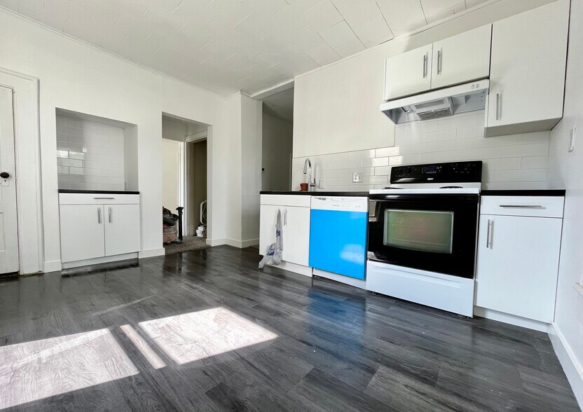 Building Photo - 711 Edgewater Ave