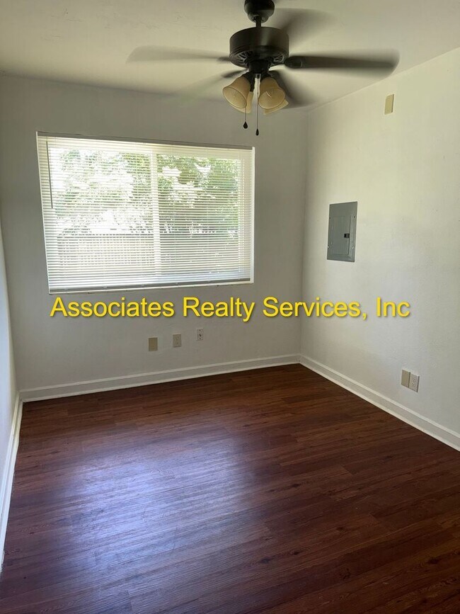 Building Photo - 7 Blocks to Campus! 3 Bed, 2 Bath with a Fenced Backyard and Large Sunroom