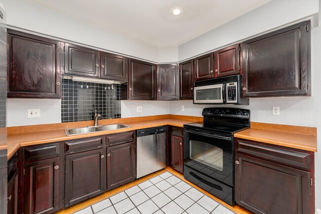 Building Photo - 5025 E Weaver Ave