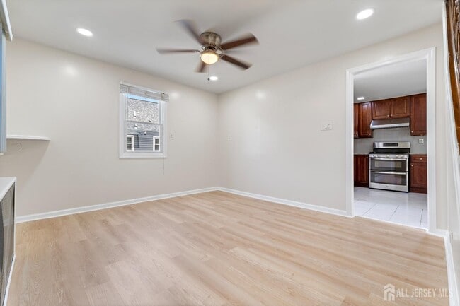 Building Photo - 28 St Ann St