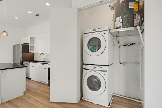 Building Photo - 2217 N Fitzhugh Ave